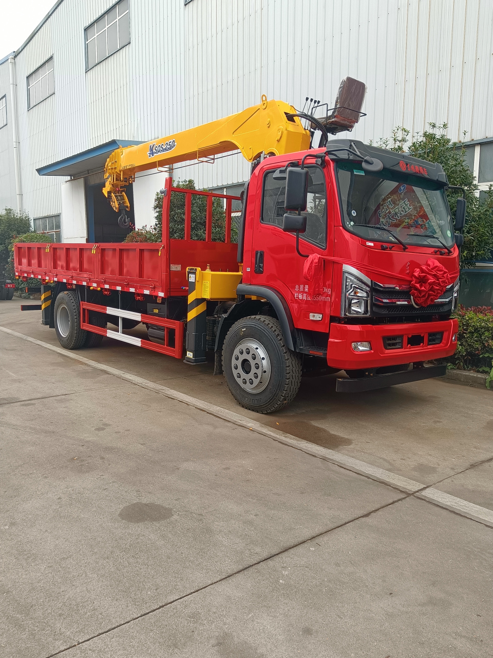 東風(fēng)單橋10噸隨車吊 工地多面手，6.2米貨箱承載高效日常